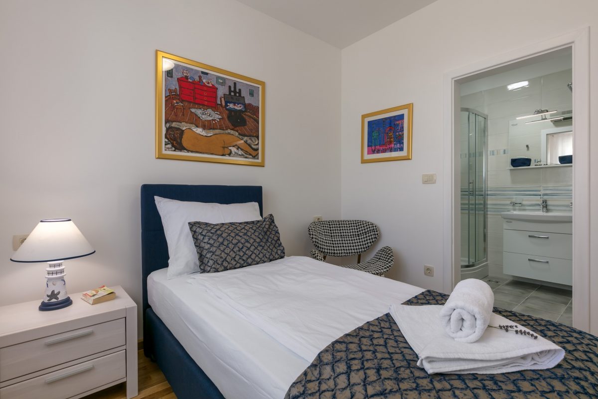 Single bedded room with the private bathroom in the Villa Makarac