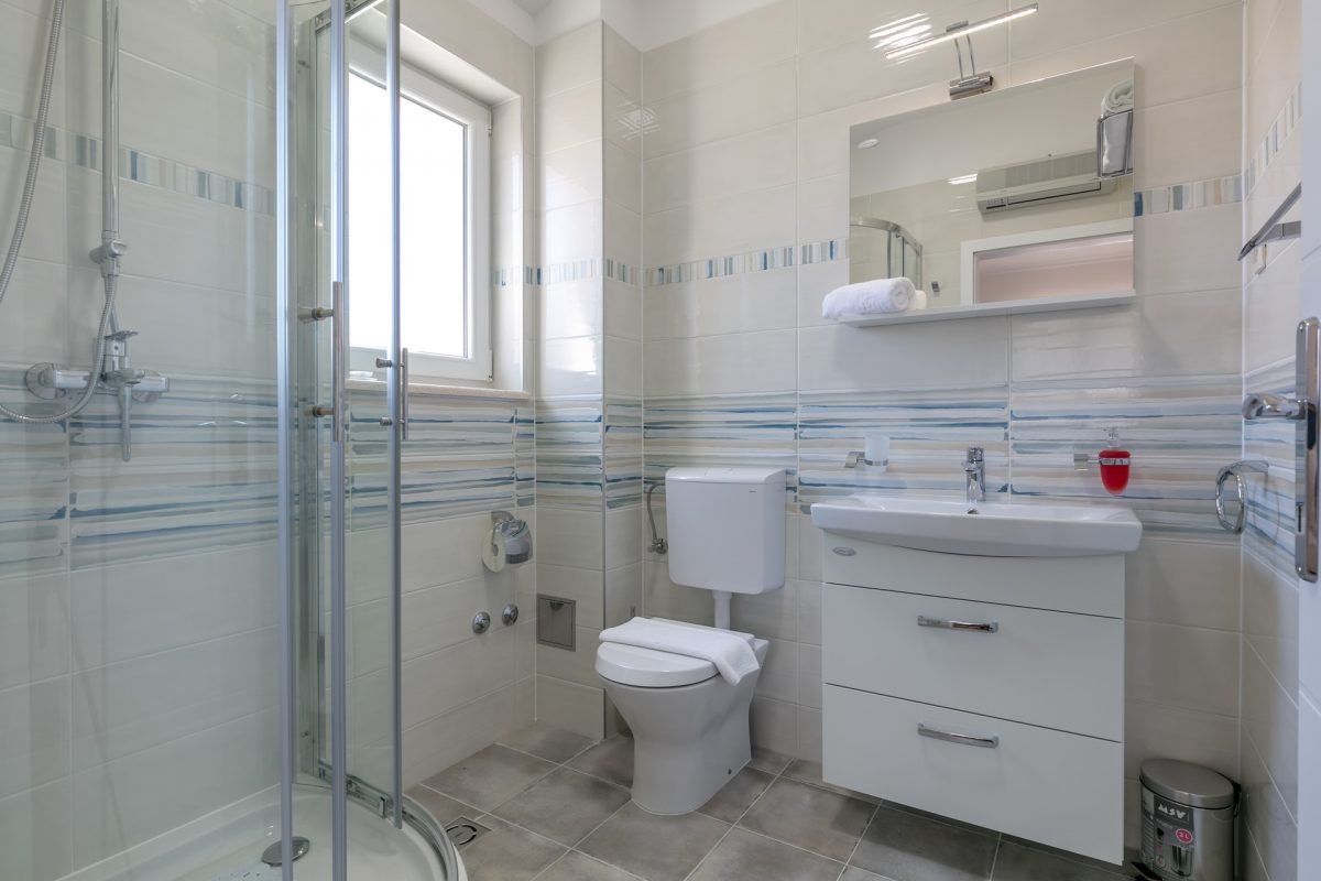 Shower cabin bathroom in the Villa Makarac