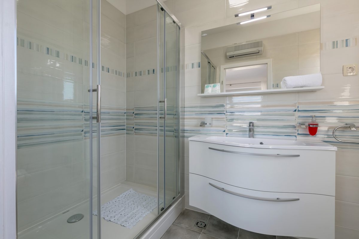 Sliding glass door shower cabin bathroom in the Villa Makarac