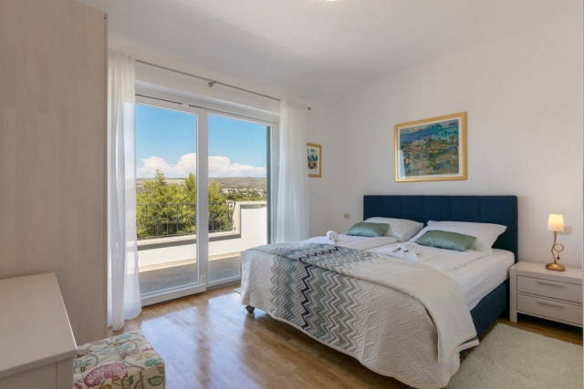 Double bedded room with glass sliding door and exit to the balcony in the Villa Makarac