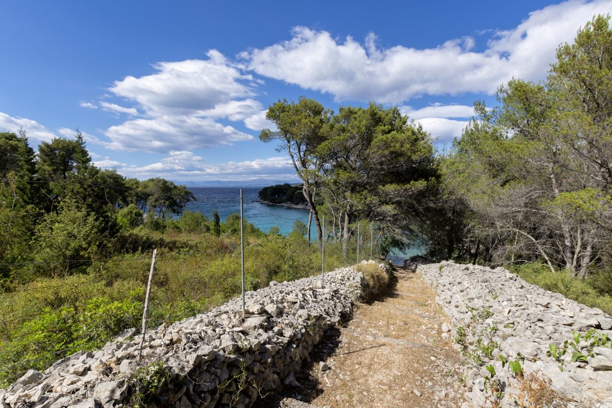 Private country road from the Villa Makarac to the beach